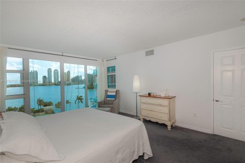 Condo in Aventura, Florida, 2 bedrooms № 2088778 - photo 13