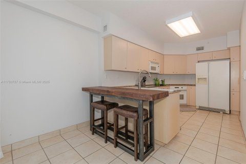 Condo in Aventura, Florida, 2 bedrooms № 2088778 - photo 7