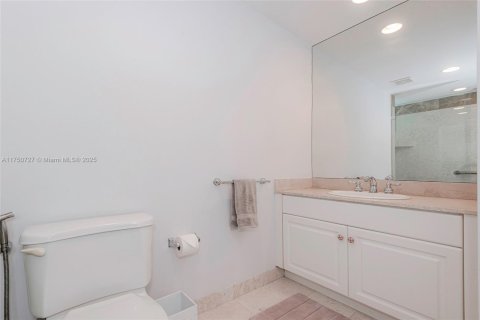 Condo in Aventura, Florida, 2 bedrooms № 2088778 - photo 24