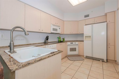 Condo in Aventura, Florida, 2 bedrooms № 2088778 - photo 9