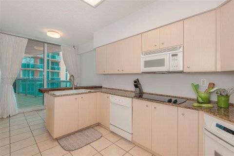 Condo in Aventura, Florida, 2 bedrooms № 2088778 - photo 10