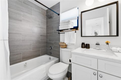 House in Miami, Florida 3 bedrooms, 143.07 sq.m. № 1890045 - photo 19