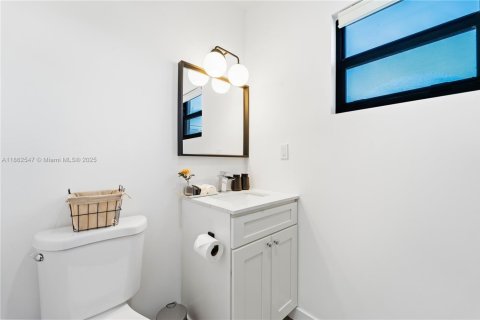 House in Miami, Florida 3 bedrooms, 143.07 sq.m. № 1890045 - photo 13
