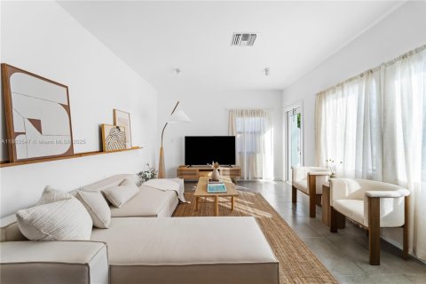 House in Miami, Florida 3 bedrooms, 143.07 sq.m. № 1890045 - photo 6
