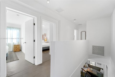 House in Miami, Florida 3 bedrooms, 143.07 sq.m. № 1890045 - photo 14