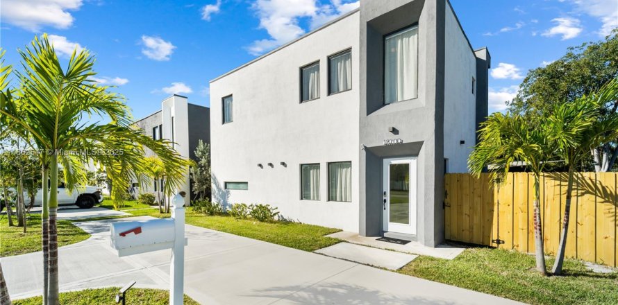 House in Miami, Florida 3 bedrooms, 143.07 sq.m. № 1890045