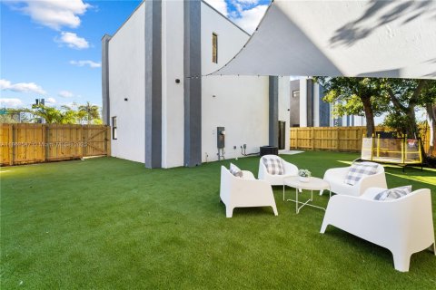 House in Miami, Florida 3 bedrooms, 143.07 sq.m. № 1890045 - photo 3
