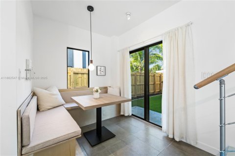House in Miami, Florida 3 bedrooms, 143.07 sq.m. № 1890045 - photo 11