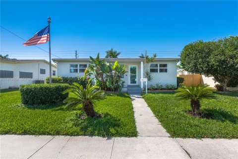 Casa en venta en Dania Beach, Florida, 3 dormitorios, 144 m2 № 2044439 - foto 2