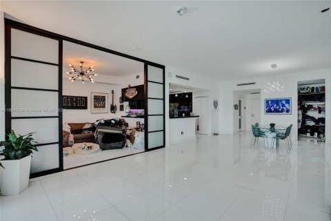 Condo in North Bay Village, Florida, 3 bedrooms  № 1710460 - photo 15
