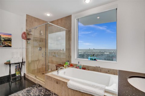 Condo in North Bay Village, Florida, 3 bedrooms  № 1710460 - photo 24