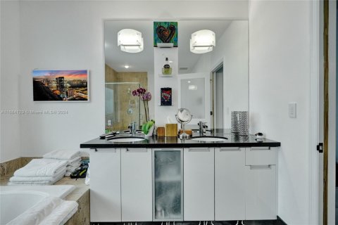Condo in North Bay Village, Florida, 3 bedrooms  № 1710460 - photo 25