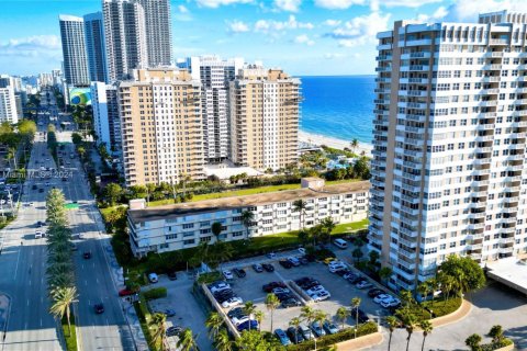 Shop in Hallandale Beach, Florida № 1031696