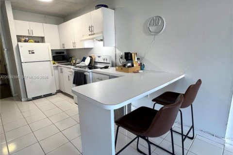 Condo in Miami Beach, Florida № 2183524 - photo 6