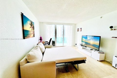 Condo in Hollywood, Florida, 1 bedroom  № 1868808 - photo 22