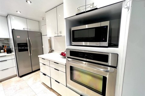 Condo in Hollywood, Florida, 1 bedroom  № 1868808 - photo 5