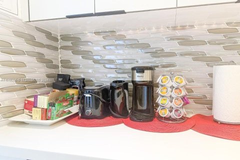 Condo in Hollywood, Florida, 1 bedroom  № 1868808 - photo 8