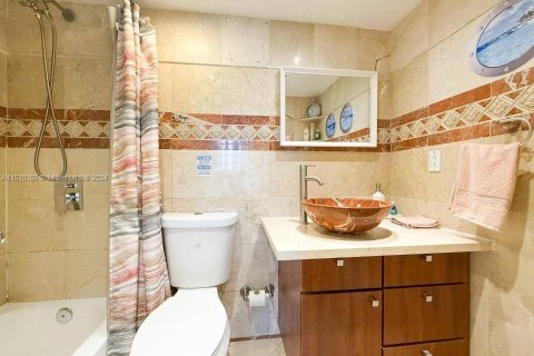 Condo in Hollywood, Florida, 1 bedroom  № 1868808 - photo 18