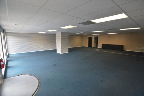 Propiedad comercial en alquiler en Zephyrhills, Florida, 185.8 m2 № 1434843 - foto 3