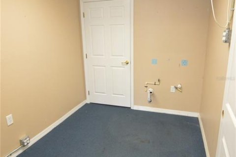 Propiedad comercial en alquiler en Zephyrhills, Florida, 185.8 m2 № 1434843 - foto 10