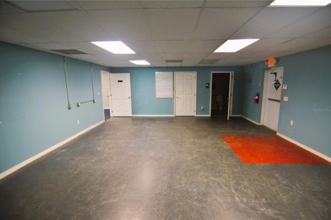 Propiedad comercial en alquiler en Zephyrhills, Florida, 185.8 m2 № 1434843 - foto 8