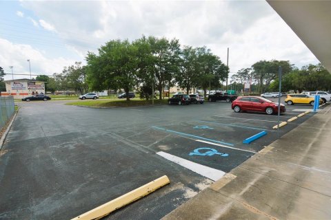 Propiedad comercial en alquiler en Zephyrhills, Florida, 185.8 m2 № 1434843 - foto 14
