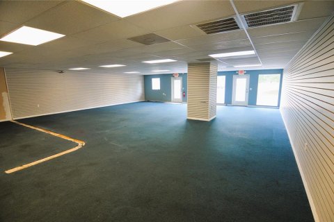 Propiedad comercial en alquiler en Zephyrhills, Florida, 185.8 m2 № 1434843 - foto 4
