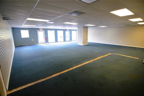 Propiedad comercial en alquiler en Zephyrhills, Florida, 185.8 m2 № 1434843 - foto 7