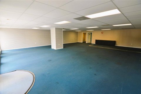 Propiedad comercial en alquiler en Zephyrhills, Florida, 185.8 m2 № 1434843 - foto 6