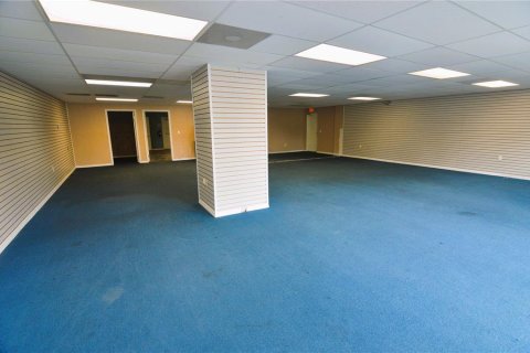 Propiedad comercial en alquiler en Zephyrhills, Florida, 185.8 m2 № 1434843 - foto 5