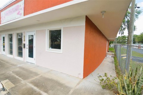 Propiedad comercial en alquiler en Zephyrhills, Florida, 185.8 m2 № 1434843 - foto 2