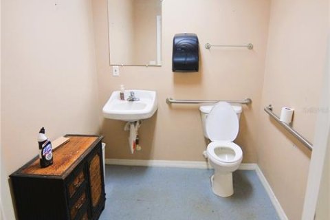 Propiedad comercial en alquiler en Zephyrhills, Florida, 185.8 m2 № 1434843 - foto 12