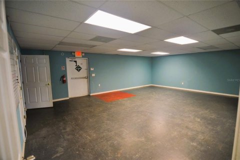 Propiedad comercial en alquiler en Zephyrhills, Florida, 185.8 m2 № 1434843 - foto 9