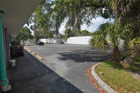 Propiedad comercial en alquiler en Zephyrhills, Florida, 185.8 m2 № 1434843 - foto 15