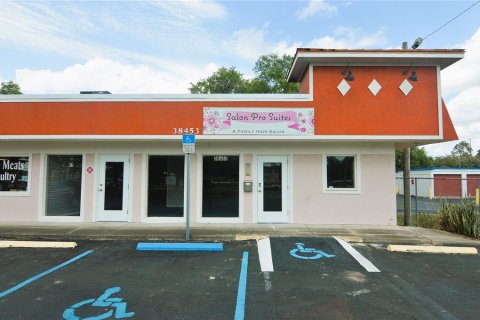 Propiedad comercial en alquiler en Zephyrhills, Florida, 185.8 m2 № 1434843 - foto 1