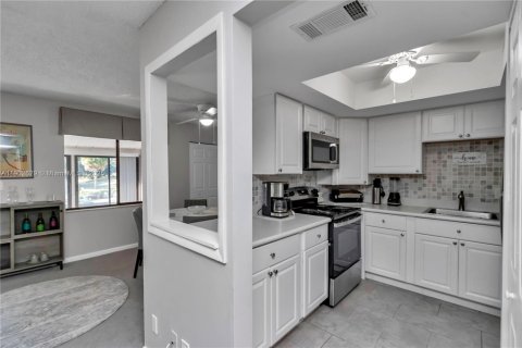 Condo in Ocala, Florida, 2 bedrooms  № 2018718 - photo 16