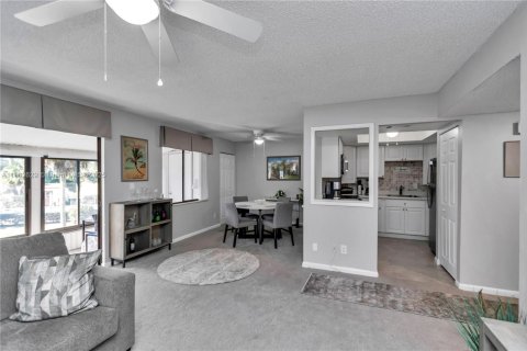 Condo in Ocala, Florida, 2 bedrooms  № 2018718 - photo 9