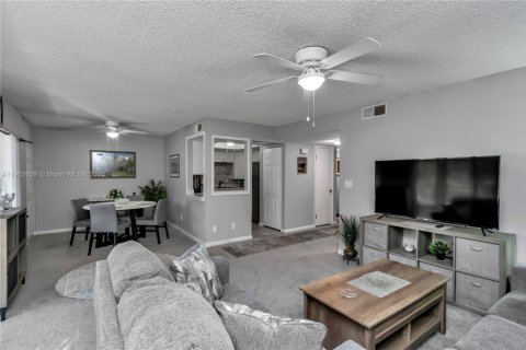 Condo in Ocala, Florida, 2 bedrooms  № 2018718 - photo 11