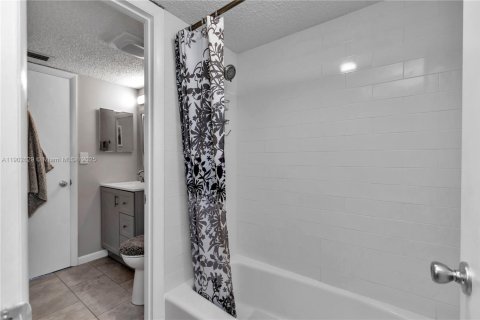 Condo in Ocala, Florida, 2 bedrooms  № 2018718 - photo 25