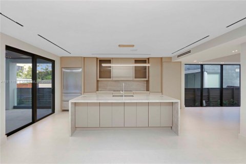 Casa en venta en Miami, Florida, 4 dormitorios, 325.99 m2 № 1756499 - foto 8