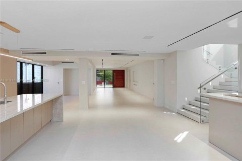 Casa en venta en Miami, Florida, 4 dormitorios, 325.99 m2 № 1756499 - foto 15