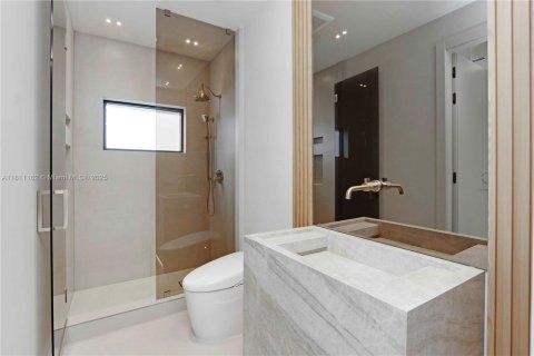 Casa en venta en Miami, Florida, 4 dormitorios, 325.99 m2 № 1756499 - foto 28
