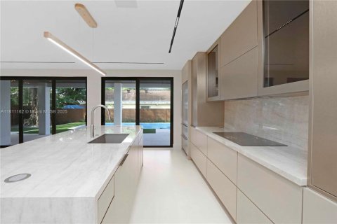 Casa en venta en Miami, Florida, 4 dormitorios, 325.99 m2 № 1756499 - foto 9