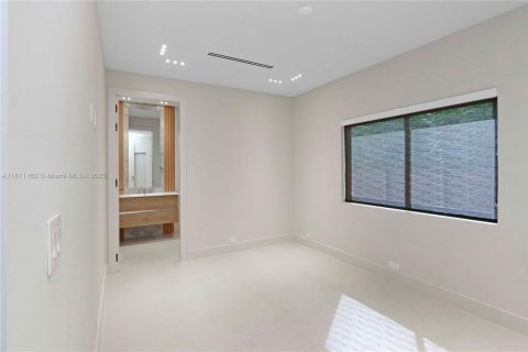 Casa en venta en Miami, Florida, 4 dormitorios, 325.99 m2 № 1756499 - foto 29