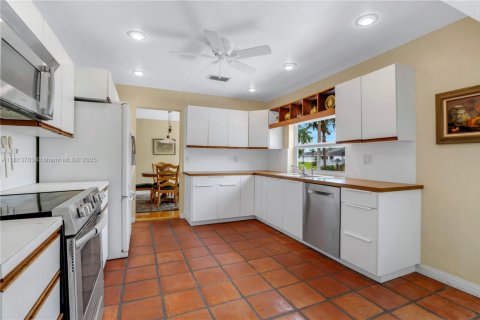 House in Cooper City, Florida 4 bedrooms, 213.12 sq.m. № 1797654 - photo 6
