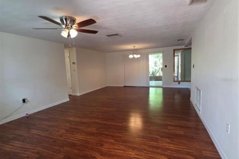 House in New Port Richey, Florida 2 bedrooms, 107.4 sq.m. № 2100723 - photo 6