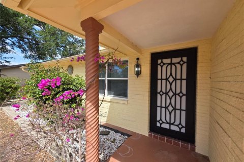House in New Port Richey, Florida 2 bedrooms, 107.4 sq.m. № 2100723 - photo 2
