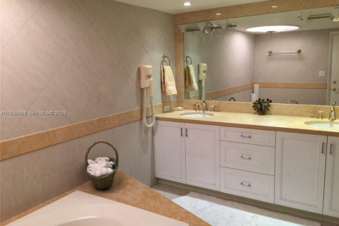 Снять в аренду кондоминиум в Ки-Бискейн, Флорида 2 спальни, 165.55м2, № 1995797 - фото 11