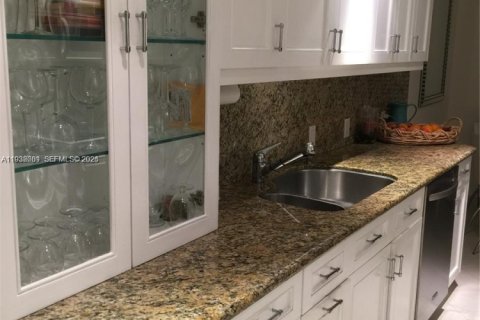 Снять в аренду кондоминиум в Ки-Бискейн, Флорида 2 спальни, 165.55м2, № 1995797 - фото 5