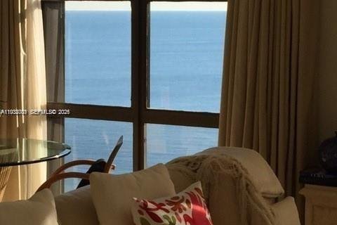 Снять в аренду кондоминиум в Ки-Бискейн, Флорида 2 спальни, 165.55м2, № 1995797 - фото 3